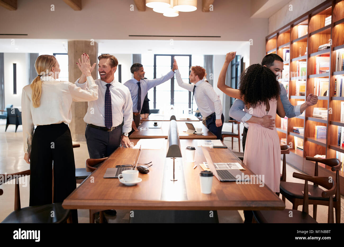 Sechs Kollegen Erfolg feiern in einem Großraumbüro Stockfoto