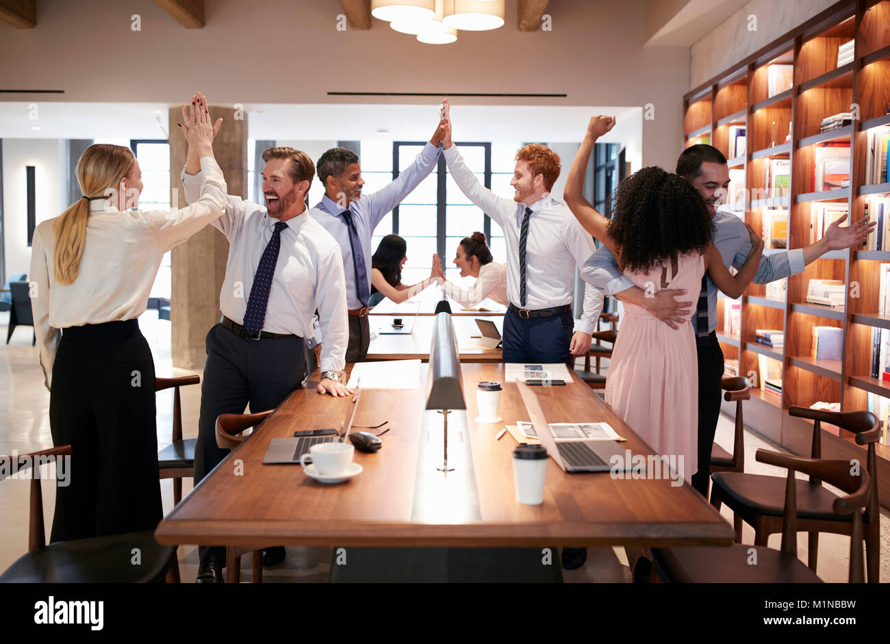 Sechs Kollegen Erfolg feiern in einem Großraumbüro Stockfoto