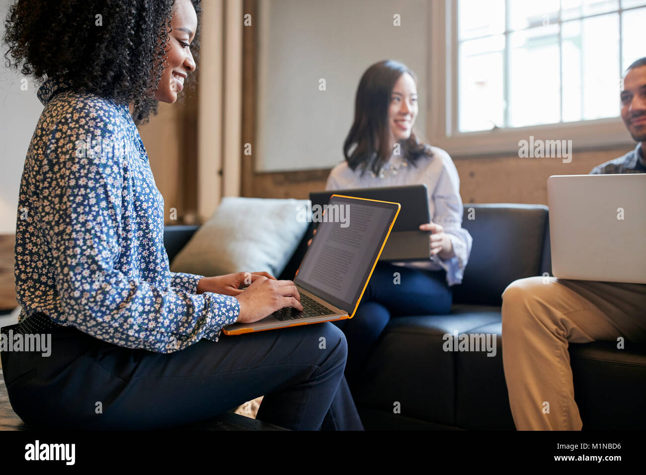 Lächelnd Kollegen zusammen arbeiten mit Laptops, Nahaufnahme Stockfoto
