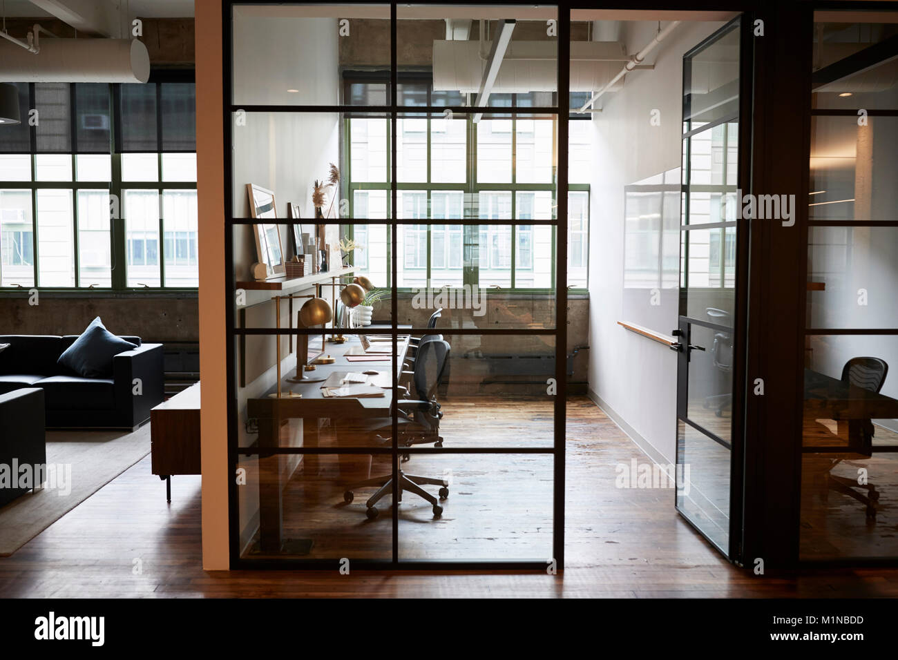 Leere Glaswänden Bürokabine in einem Unternehmen Stockfoto