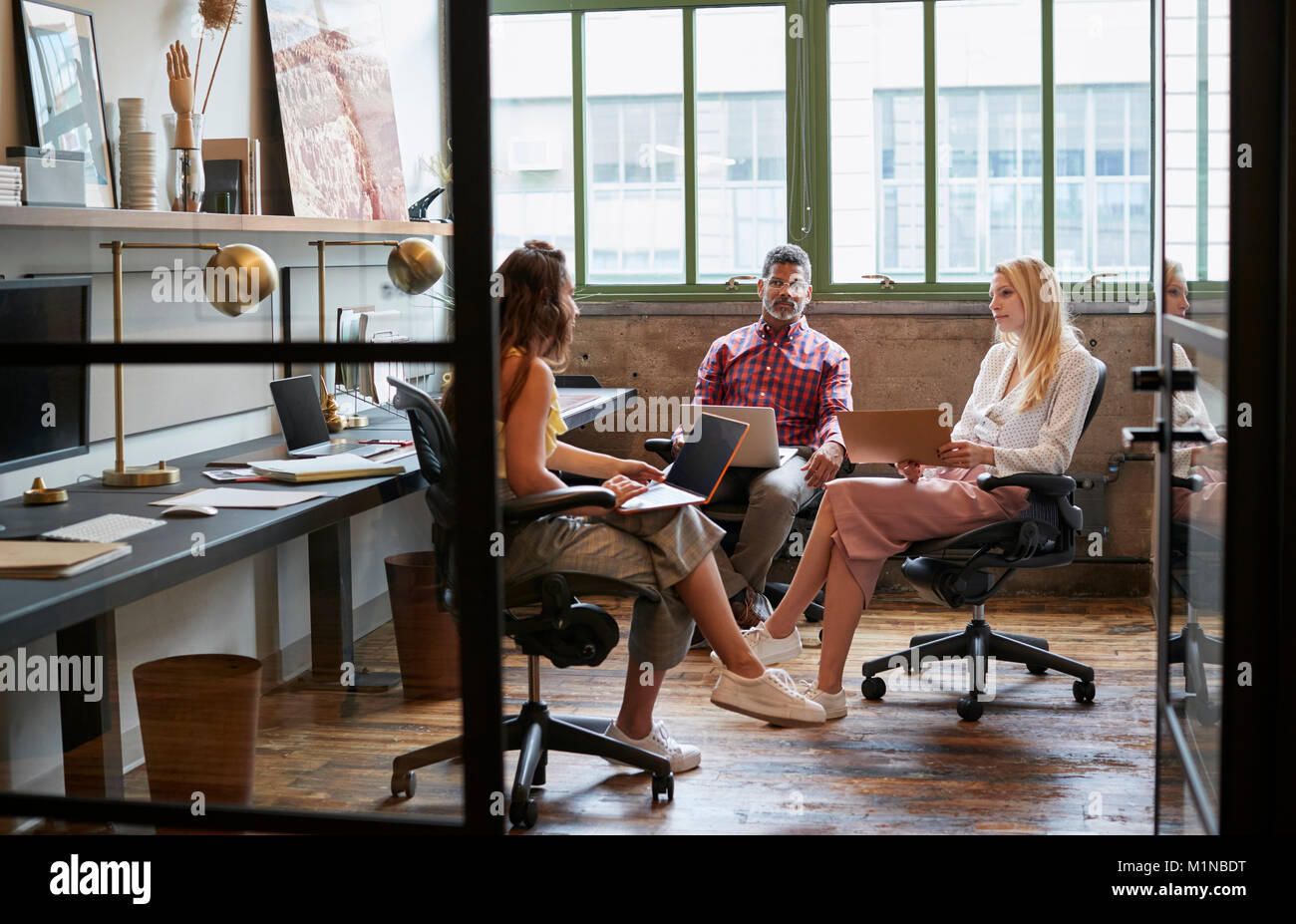 Business Team Meeting in einem Büro stand, in der Nähe Stockfoto