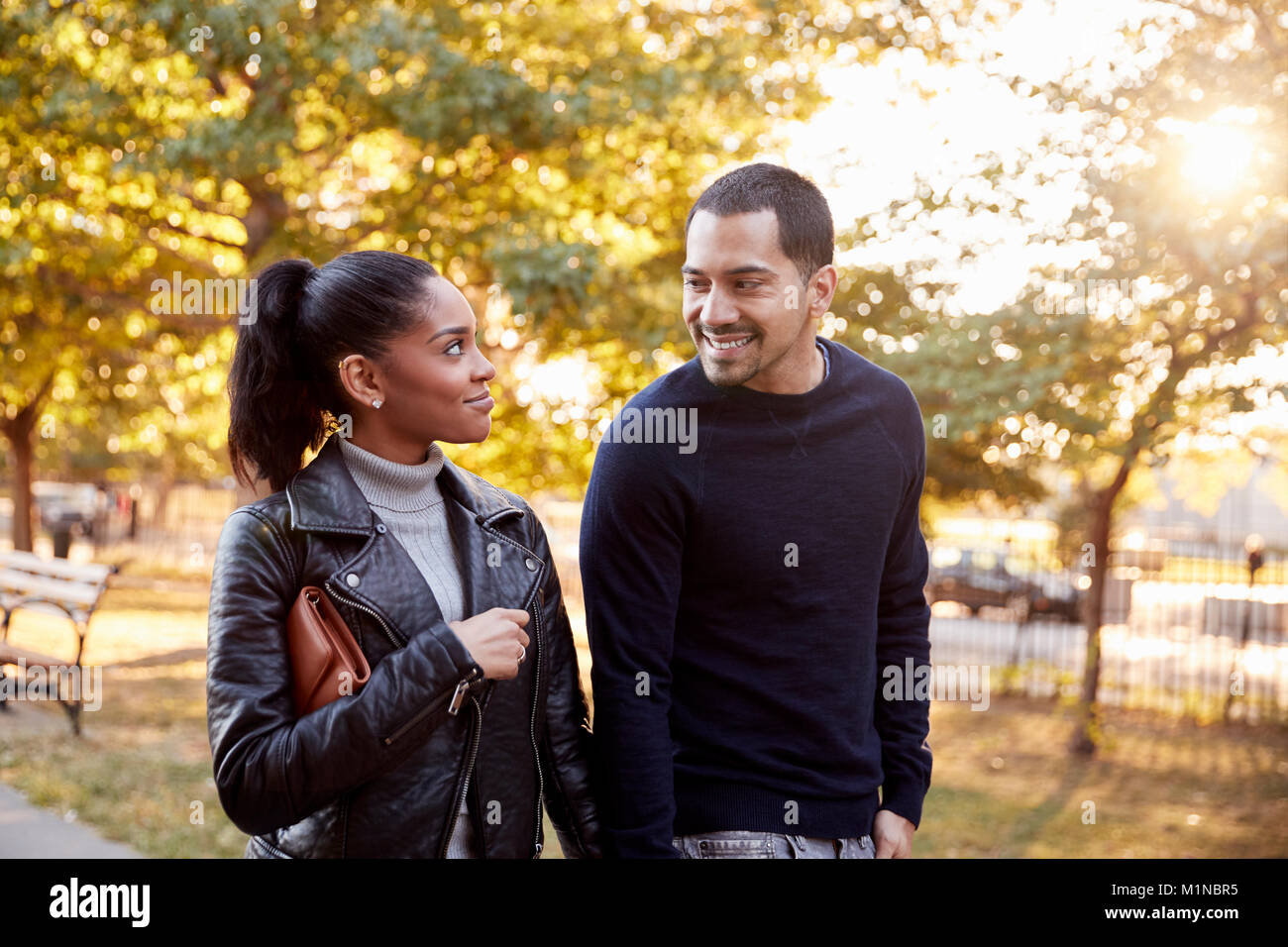Junge Hispanic paar Hand in Hand in Brooklyn Park Stockfoto