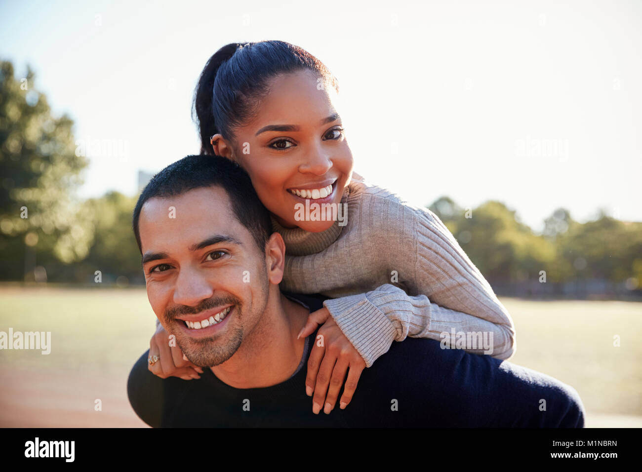 Junge Paare an der Kamera in Brooklyn, Lächeln, Nahaufnahme Stockfoto