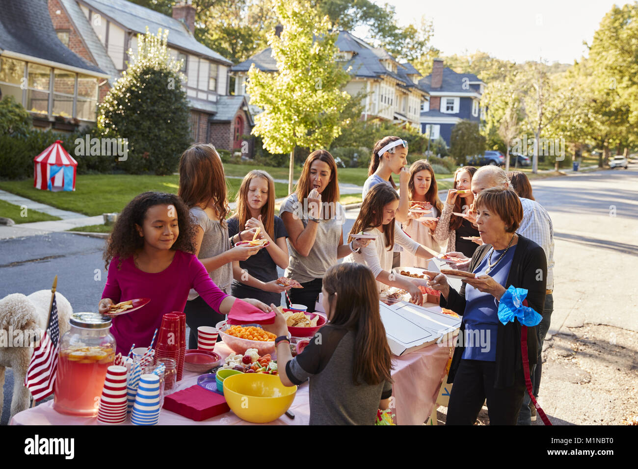 Nachbarn selbst helfen, Essen zu einem Block Party Stockfoto