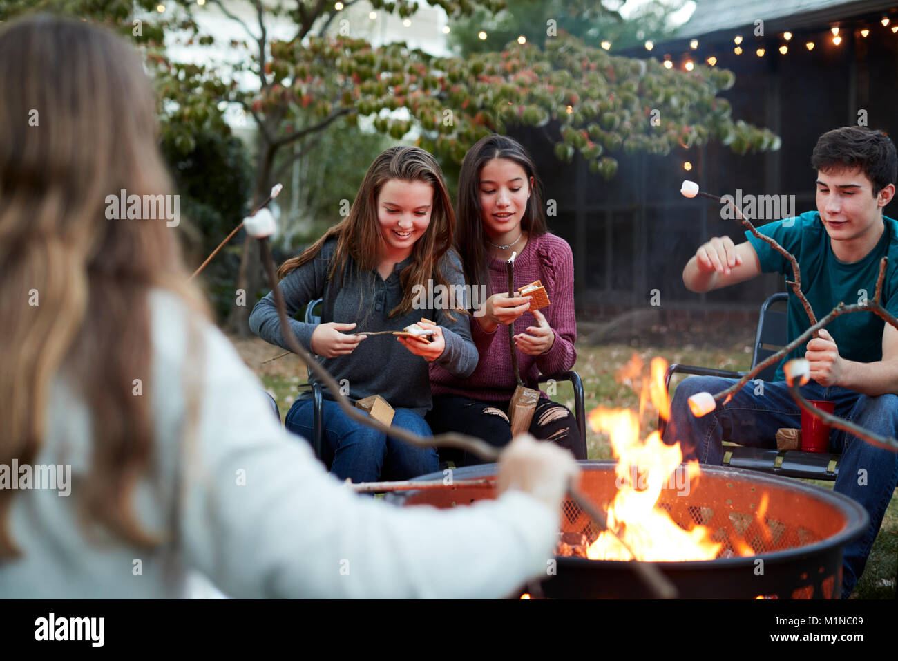 Teenage Freunde s'mores mit gerösteten Marshmallows Stockfoto