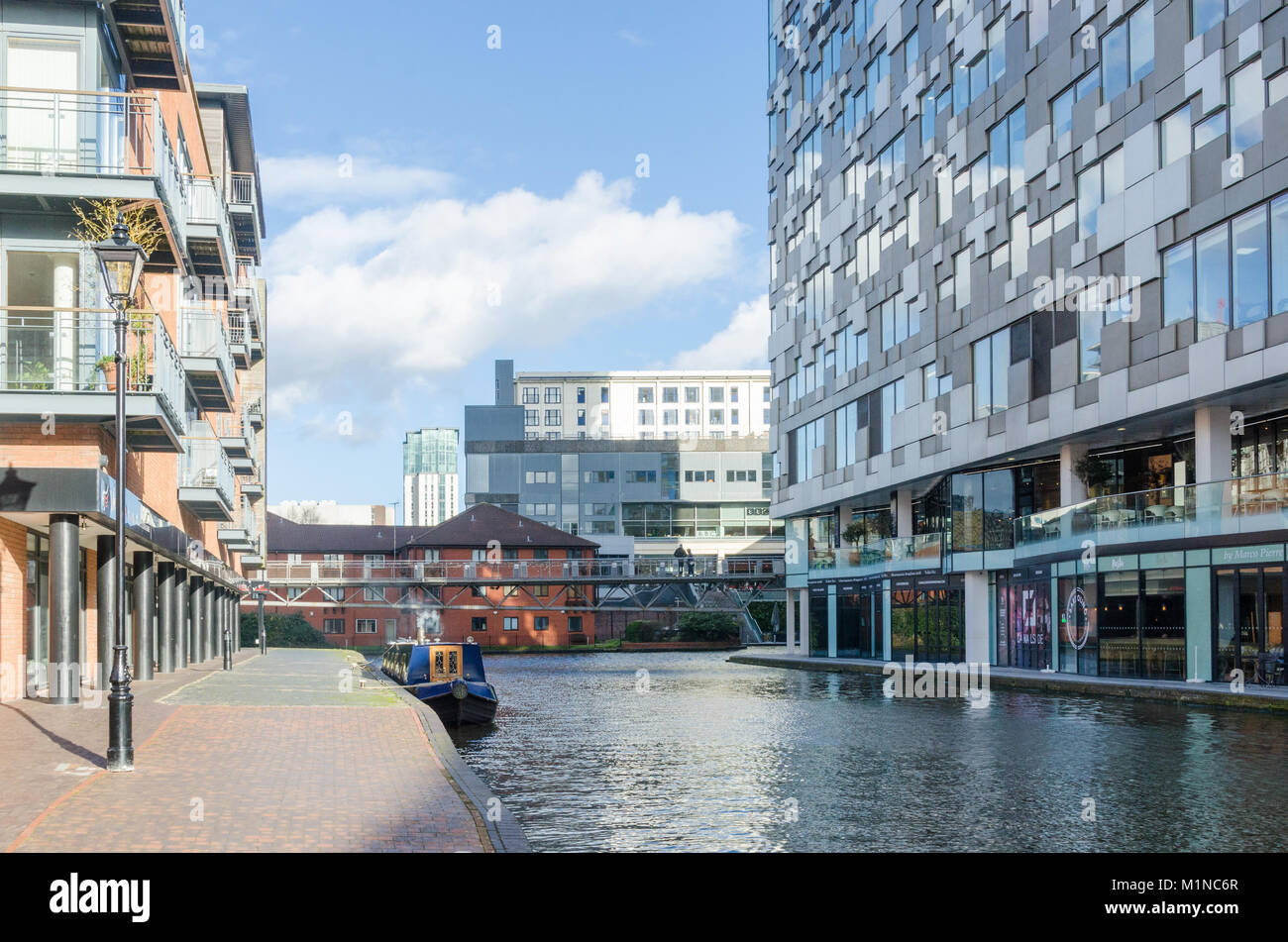 Gebäude wie der Cube durch den Kanal in Wharfside Street, Birmingham, UK Stockfoto