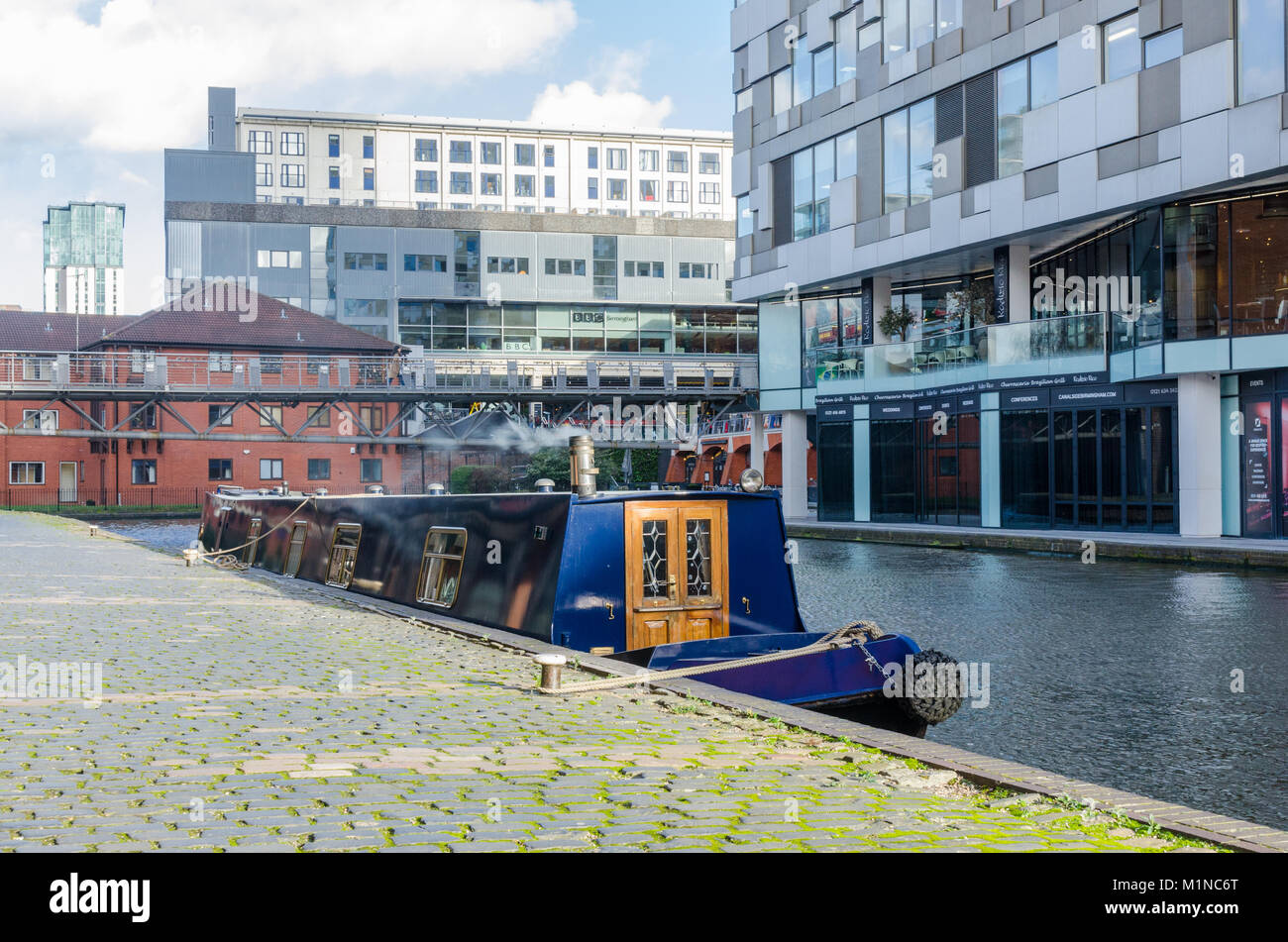 Gebäude wie der Cube durch den Kanal in Wharfside Street, Birmingham, UK Stockfoto