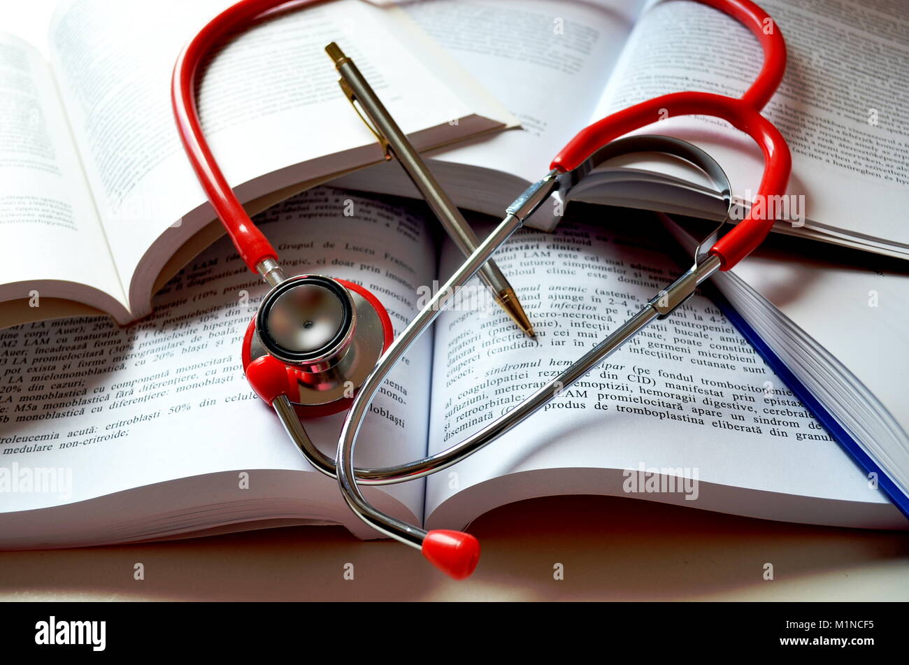 Tabelle der Student der Medizin mit Büchern und Stethoskop Stockfoto