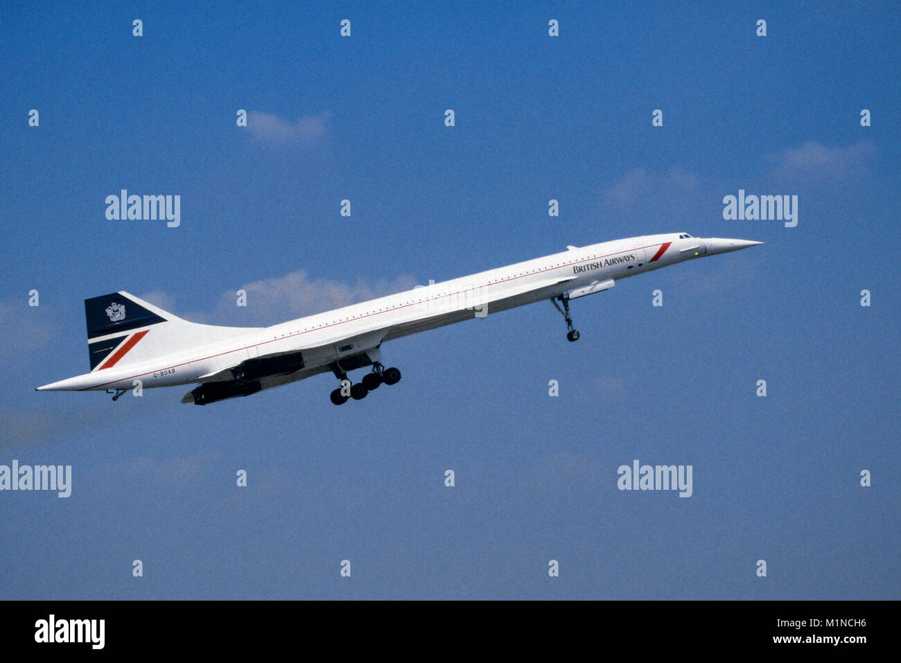 British Airways Concorde G-BOAB landete bei RAF Fairford mit Rädern nach unten, bei RIAT Airshow, volle Seite mit Blick auf Flugzeuge mit blauem Himmel Hintergrund Stockfoto