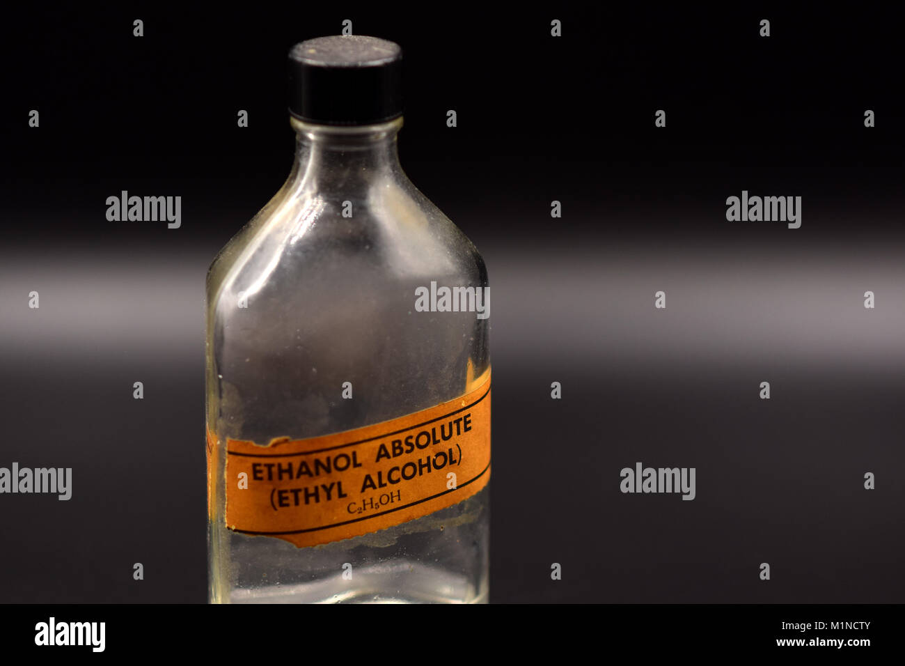 Ethanol bottle -Fotos und -Bildmaterial in hoher Auflösung – Alamy