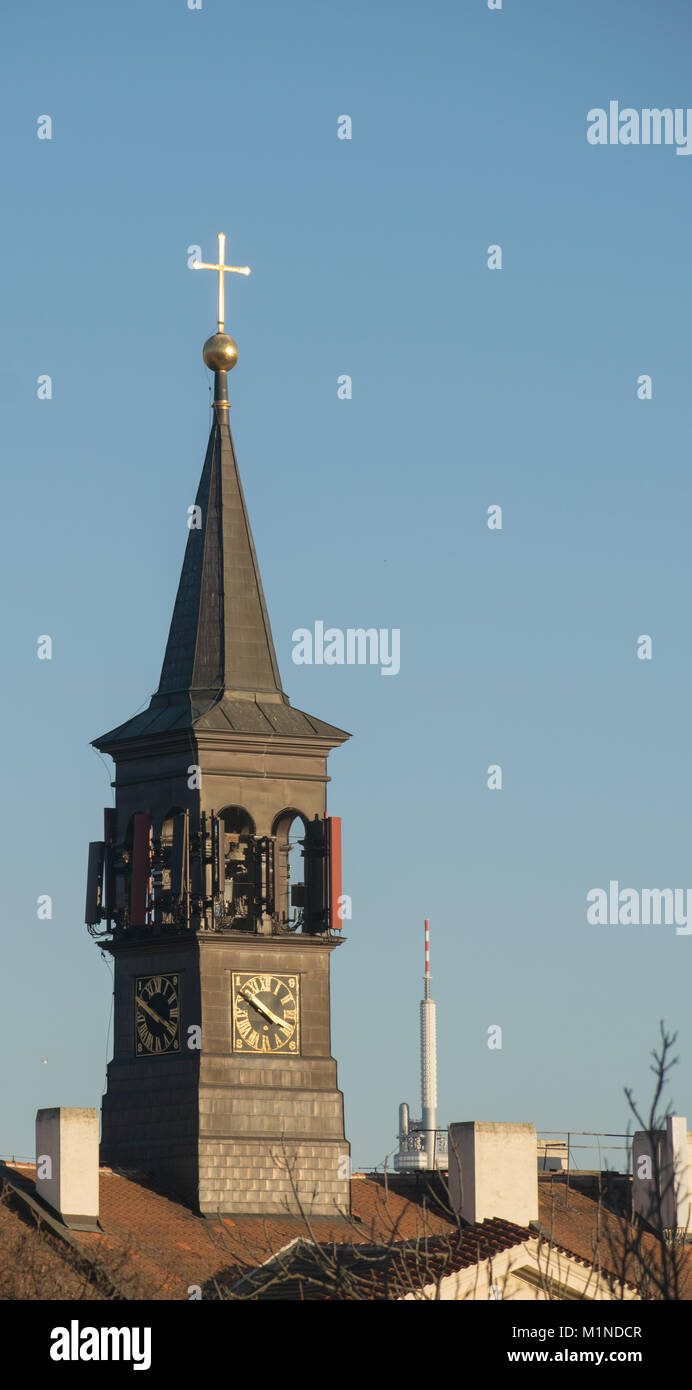 Alte Kirche Turm vor dem Himmel Stockfoto