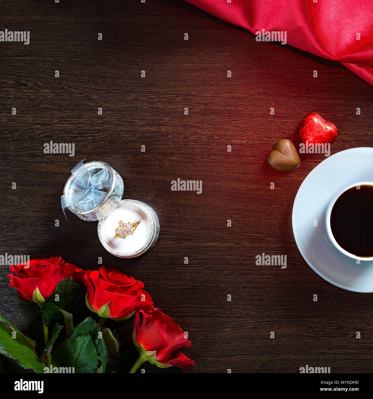 Happy Valentines Tag romantische Hintergrund mit Ehering, rosa Blüten, Tasse Kaffee und Schokolade Süßigkeiten Stockfoto