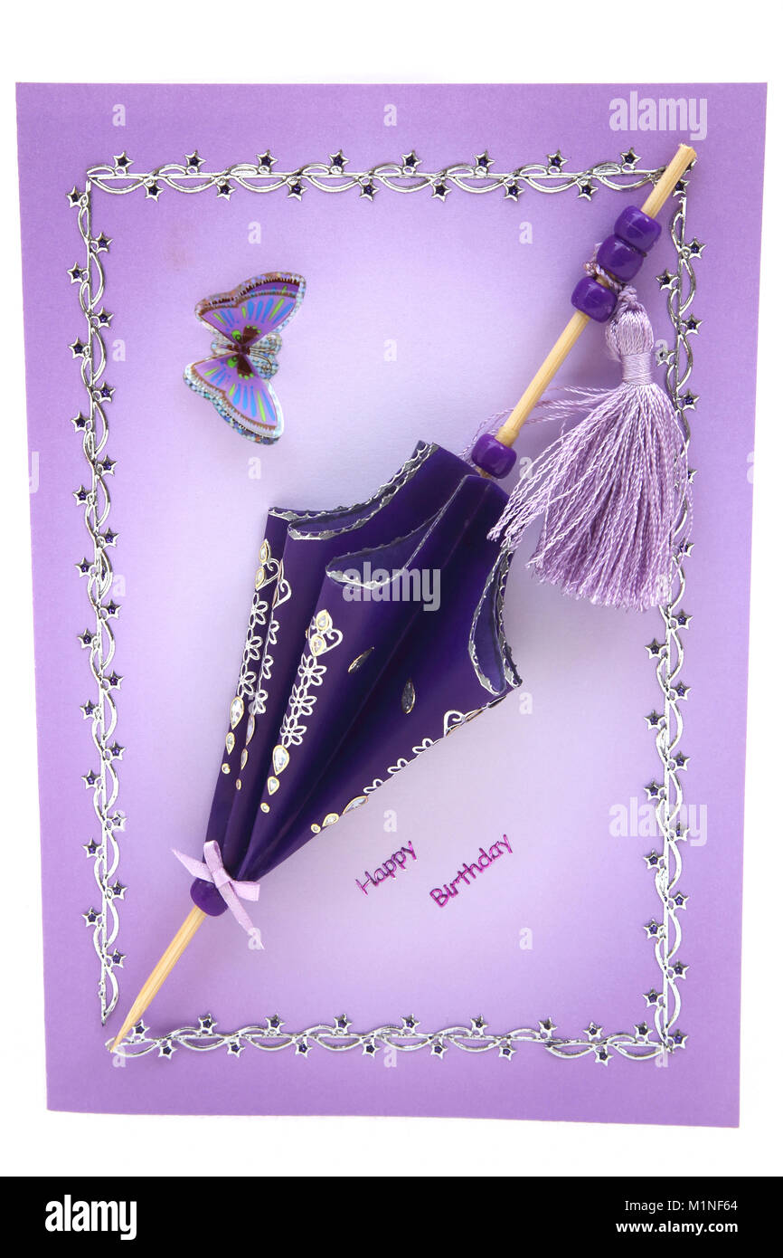 Hausgemachte Geburtstagskarte dekoriert mit Sonnenschirm und Schmetterling Stockfoto