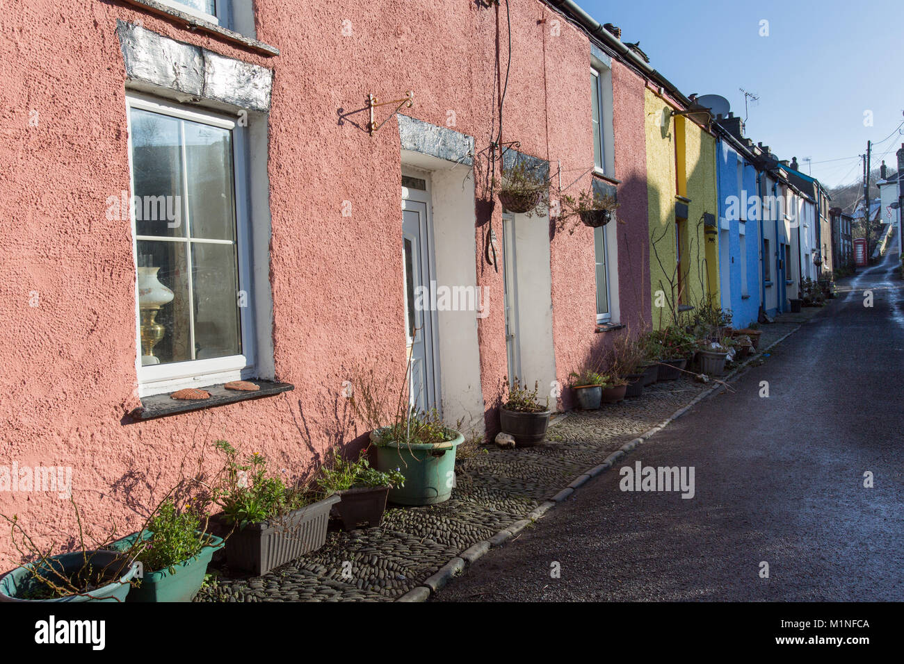 Die Wales Ceredigion Coast Path. Malerische Ansicht der Reihenhäuser in der Water Street, in der Walisischen Dorf Aberarth. Stockfoto