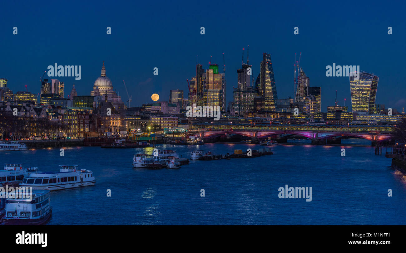 Die Januar Blue Moon. Eine supermoon über London steigende Stockfoto