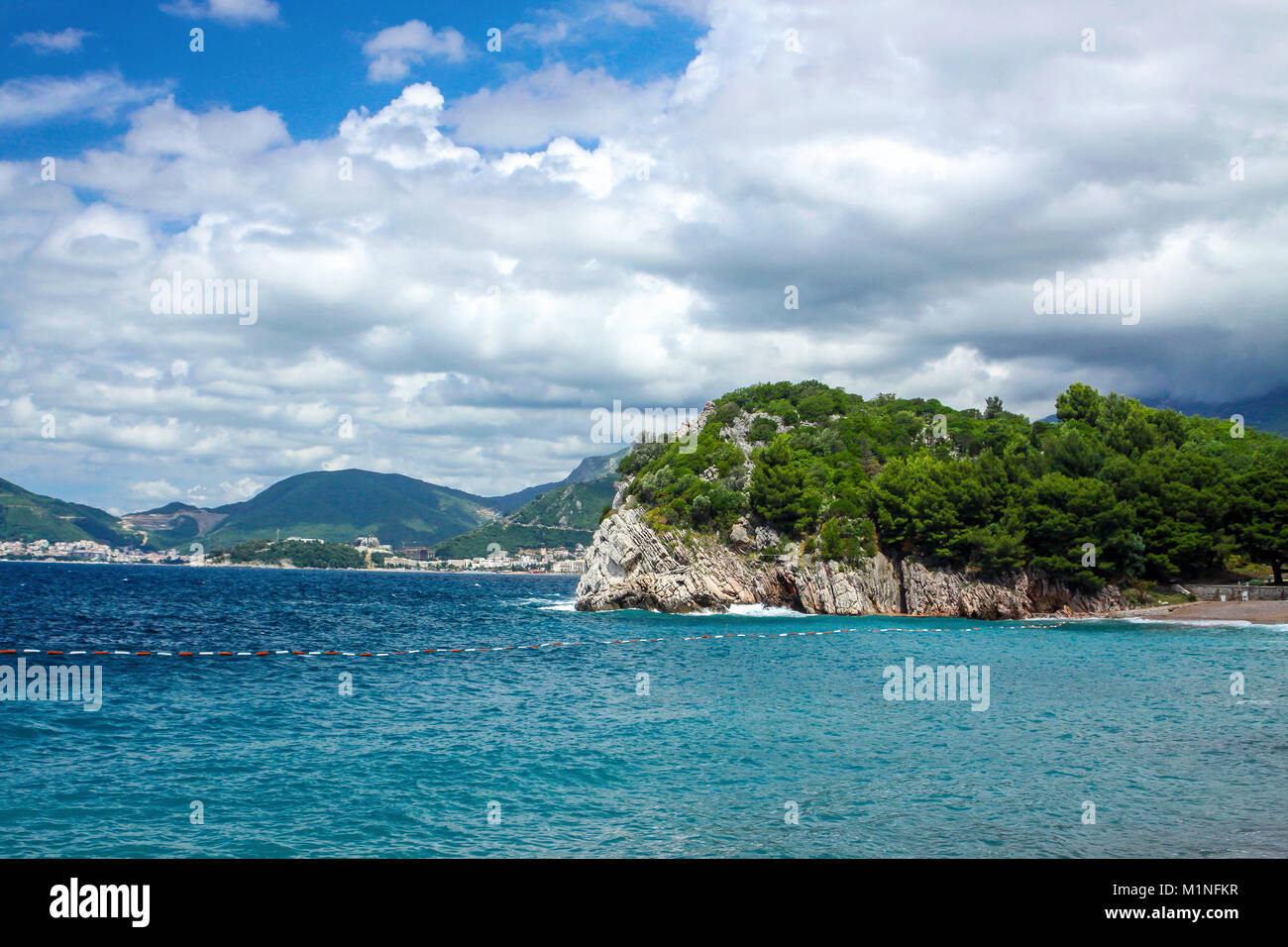 Malerische Sommer Blick der adriatischen Küste in Budvan Riviera. Strand in der Nähe von Sveti Stefan, Milocer, Montenegro Stockfoto