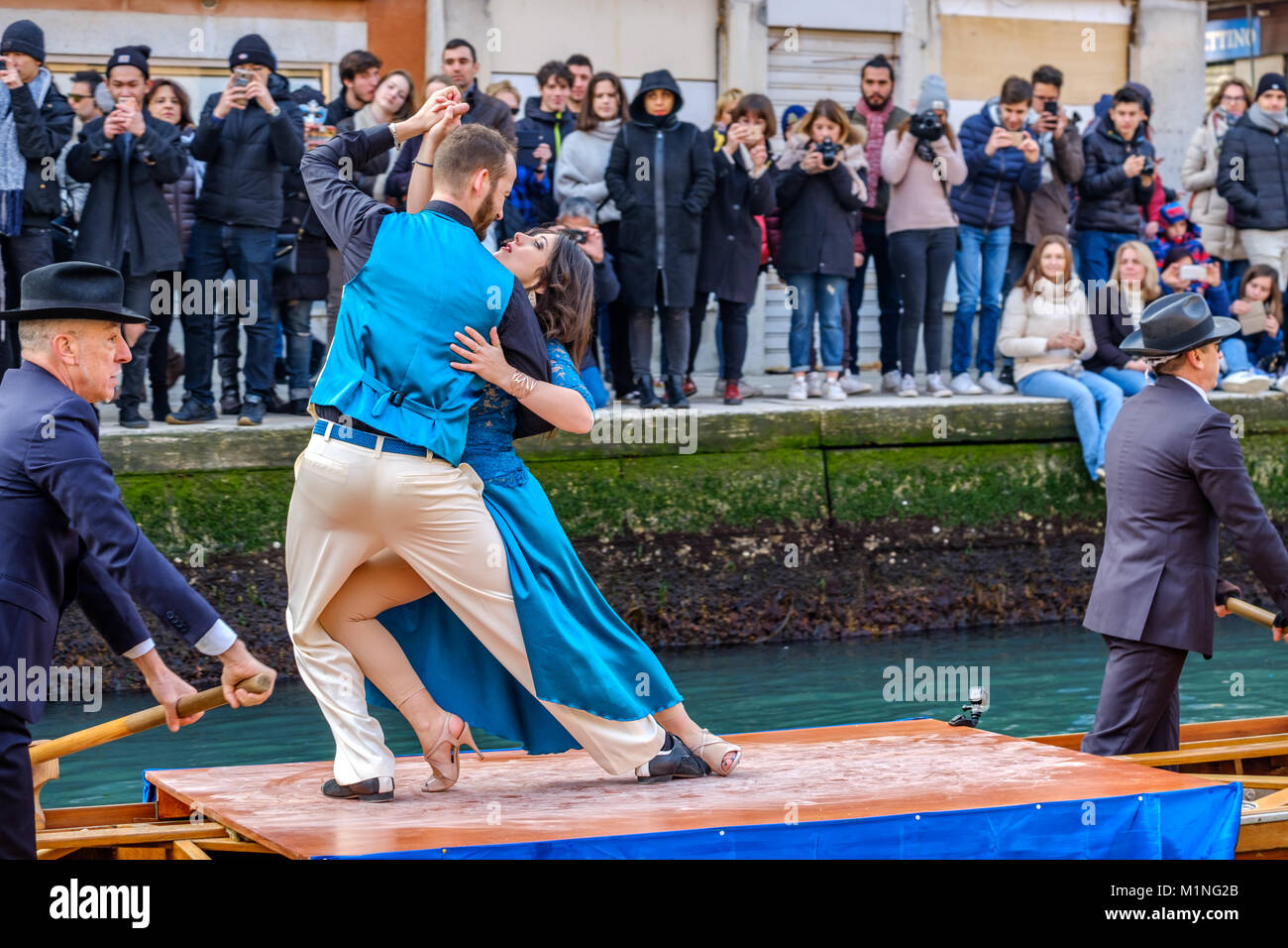 Tango Tänzer tanzen in das Boot im Wasser Parade der Karneval von Venedig 2018 Teilnehmenden. Venedig, Italien. 28. Januar 2018. Stockfoto