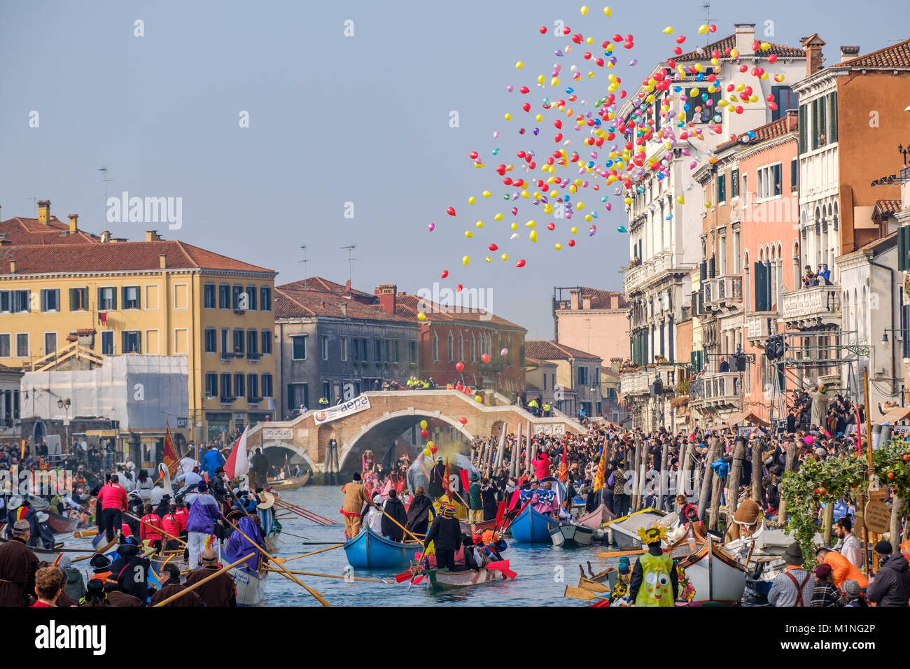 Karneval in Venedig 2018, das Wasser masquerade Parade. Rio di San Marco, Venedig, Italien. 28. Januar 2018. Stockfoto