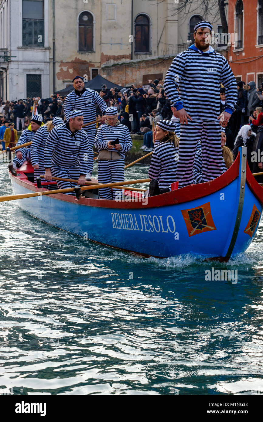 Menschen, die sich als Gefangene in das Wasser Parade der Karneval von Venedig 2018. Rio di San Marco, Venedig, Italien. 28. Januar 2018. Stockfoto