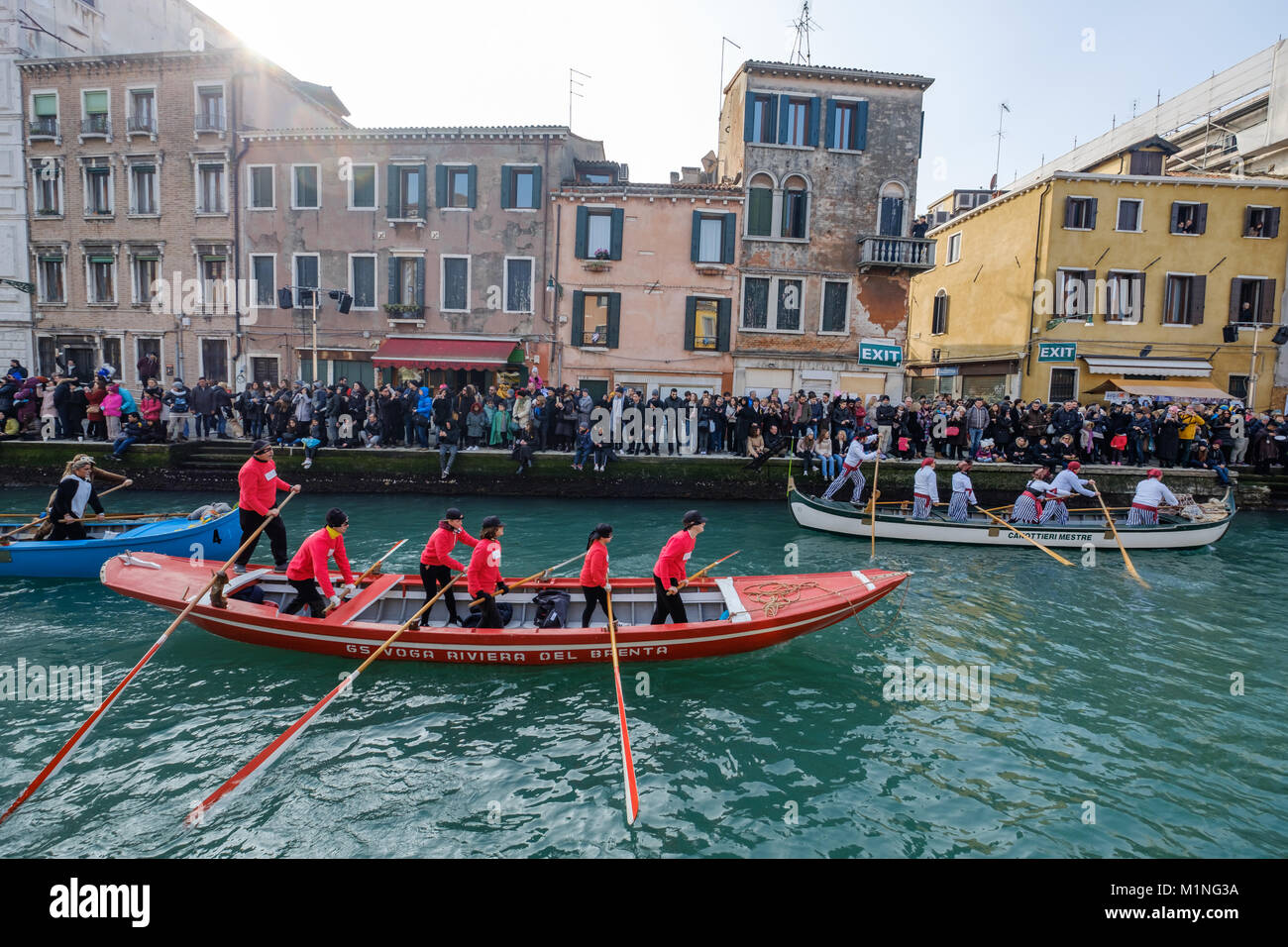 Karneval in Venedig 2018, das Wasser masquerade Parade. Rio di San Marco, Venedig, Italien. 28. Januar 2018. Stockfoto