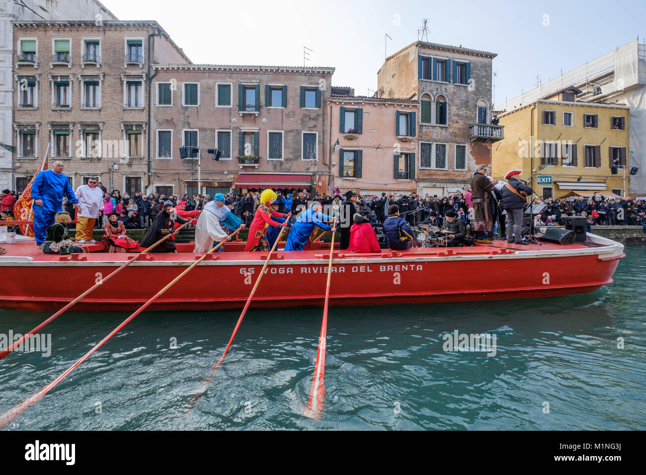 Karneval in Venedig 2018, das Wasser masquerade Parade. Rio di San Marco, Venedig, Italien. 28. Januar 2018. Stockfoto