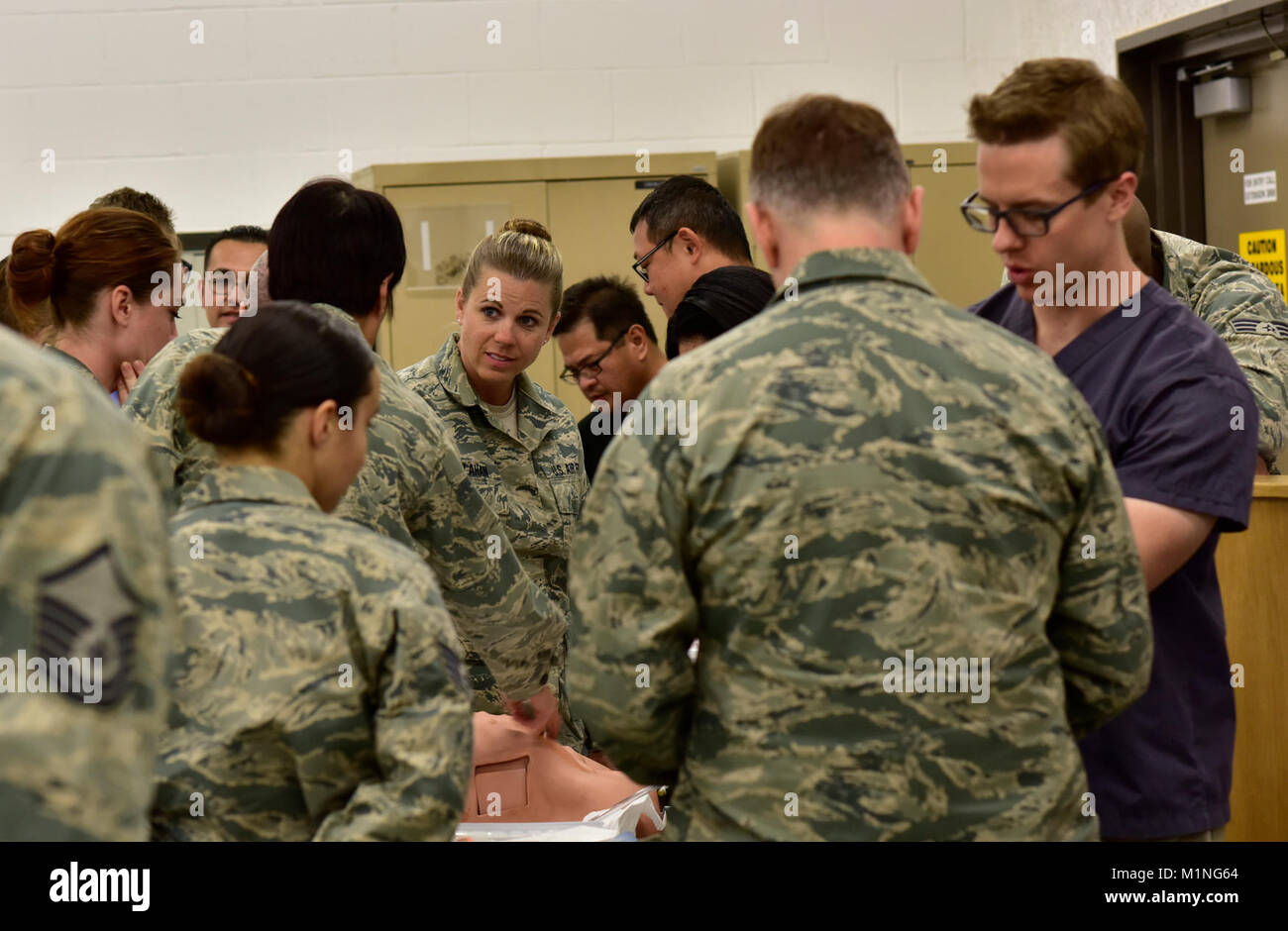 Flieger von der 163d Medical Group in einem taktischen Medizin Kurs teilnehmen, die von der Gruppe 2. Mai 2017 veranstaltet, bei März Air Reserve Base, Kalifornien. Der Kurs wurde von Trauma Ärzte von der Pfeilspitze Regional Medical Center in Colton, Kalifornien, gelehrt, und war bis zu Personal aus anderen Einheiten auf der Basis eröffnet. (Air National Guard Stockfoto