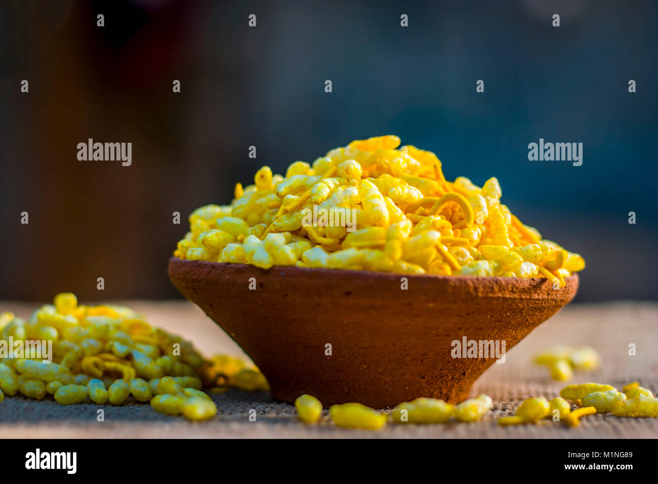 Nahaufnahme des Indischen snack Sev Mumra in einem Ton Schüssel. Stockfoto