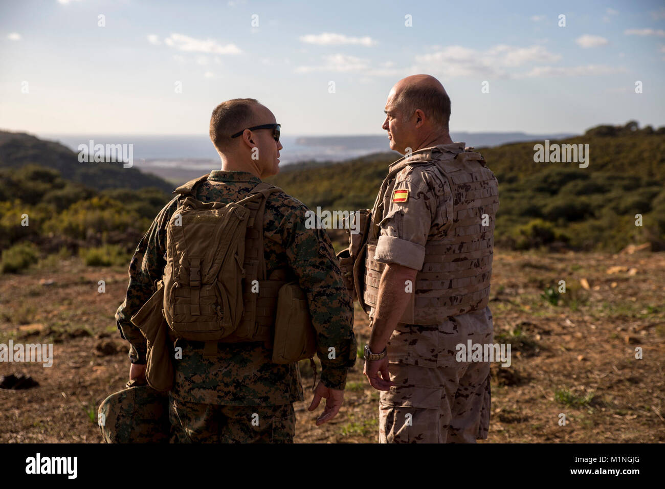 Spanische Marine Oberst Juan M. Báez, stellvertretender Kommandant der Trecio de Armada (rechts), spricht mit US Marine Oberst Michael J. Perez, der kommandierende Offizier von Special Purpose Marine Air-Ground Task Force-Crisis Response-Africa (links), an der Sierra del Retin, Spanien, Dez. 20, 2017. SPMAGTF-CR-AF bereitgestellt ist begrenzte Krise zu leiten - Reaktion und Theater - Security Operations in Europa und Nordafrika. (U.S. Marine Corps Stockfoto