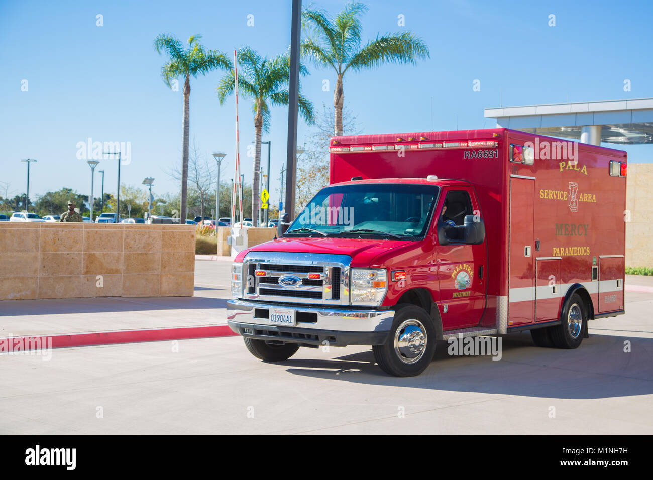 Naval Hospital Personal führen Sie eine Mass Casualty Übung auf Camp Pendleton, Calif., 31.01.2018. Die Übung wurde von der Not-Manager und der Assistent Notfallmanager der Klinik ausgewertet, die sicherstellen, dass das Personal effizient bewertet die Patienten rechtzeitig, in Notsituationen. (U.S. Marine Corps Foto von Lance Cpl. Megan Rosen) Stockfoto