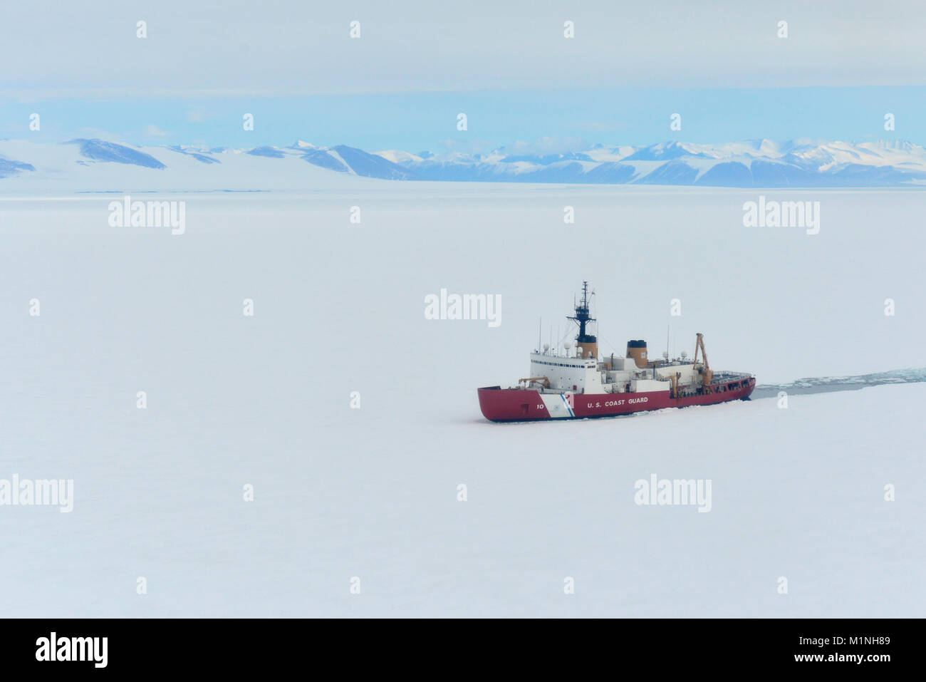 Das Patrouillenboot Polar Star bricht das Eis in McMurdo Sound in der Nähe der Antarktis am Mittwoch, Januar 10, 2018. Die Crew des Seattle-based Polar Star ist auf dem Weg in die Antarktis zur Unterstützung der Operation Deep Freeze 2018, Beitrag für das US-Militär an die National Science Foundation verwalteten US Antarctic Program. U.S. Coast Guard Foto von Chief Petty Officer Nick Ameen. Stockfoto Das Patrouillenboot Polar Star bricht das Eis in McMurdo Sound in der Nähe der Antarktis am Mittwoch, Januar 10, 2018. Die Crew des Seattle-based Polar Star ist auf dem Weg in die Antarktis zur Unterstützung der Operation Deep Freeze 2018, Beitrag für das US-Militär an die National Science Foundation verwalteten US Antarctic Program. U.S. Coast Guard Foto von Chief Petty Officer Nick Ameen. Stockfoto