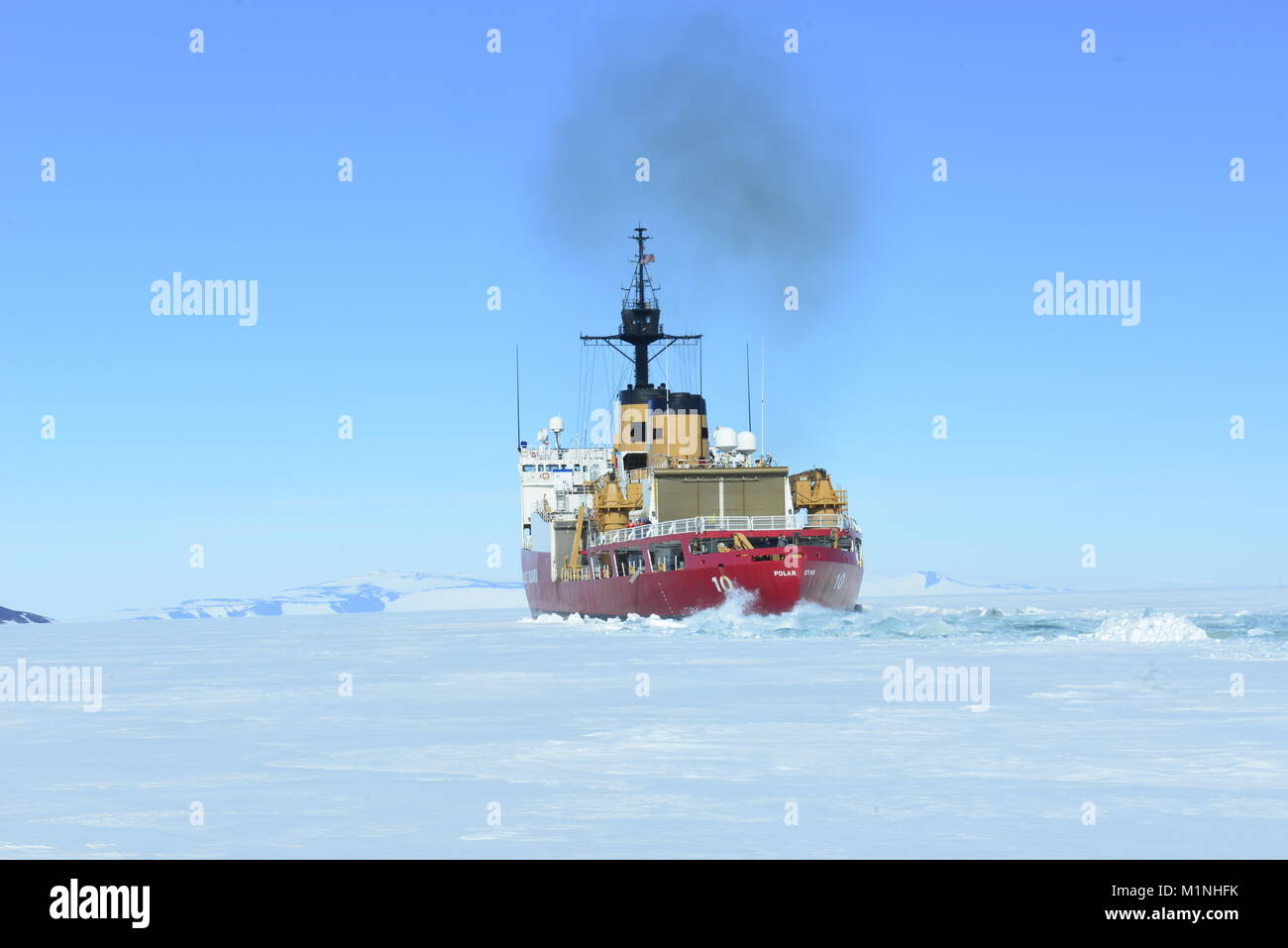Das Patrouillenboot Polar Star bricht das Eis in McMurdo Sound in der Nähe der Antarktis am Samstag, Jan. 13, 2018. Die Crew des Seattle-based Polar Star ist auf den Einsatz in der Antarktis zur Unterstützung der Operation Deep Freeze 2018, Beitrag für das US-Militär an die National Science Foundation verwalteten US Antarctic Program. U.S. Coast Guard Foto von Chief Petty Officer Nick Ameen. Stockfoto Das Patrouillenboot Polar Star bricht das Eis in McMurdo Sound in der Nähe der Antarktis am Samstag, Jan. 13, 2018. Die Crew des Seattle-based Polar Star ist auf den Einsatz in der Antarktis zur Unterstützung der Operation Deep Freeze 2018, Beitrag für das US-Militär an die National Science Foundation verwalteten US Antarctic Program. U.S. Coast Guard Foto von Chief Petty Officer Nick Ameen. Stockfoto