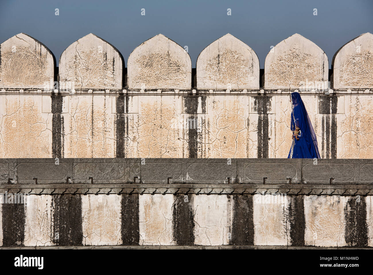 Rajasthani Braut zu Fuß auf den Kumbhalgarh Fort, Rajasthan, Indien Stockfoto