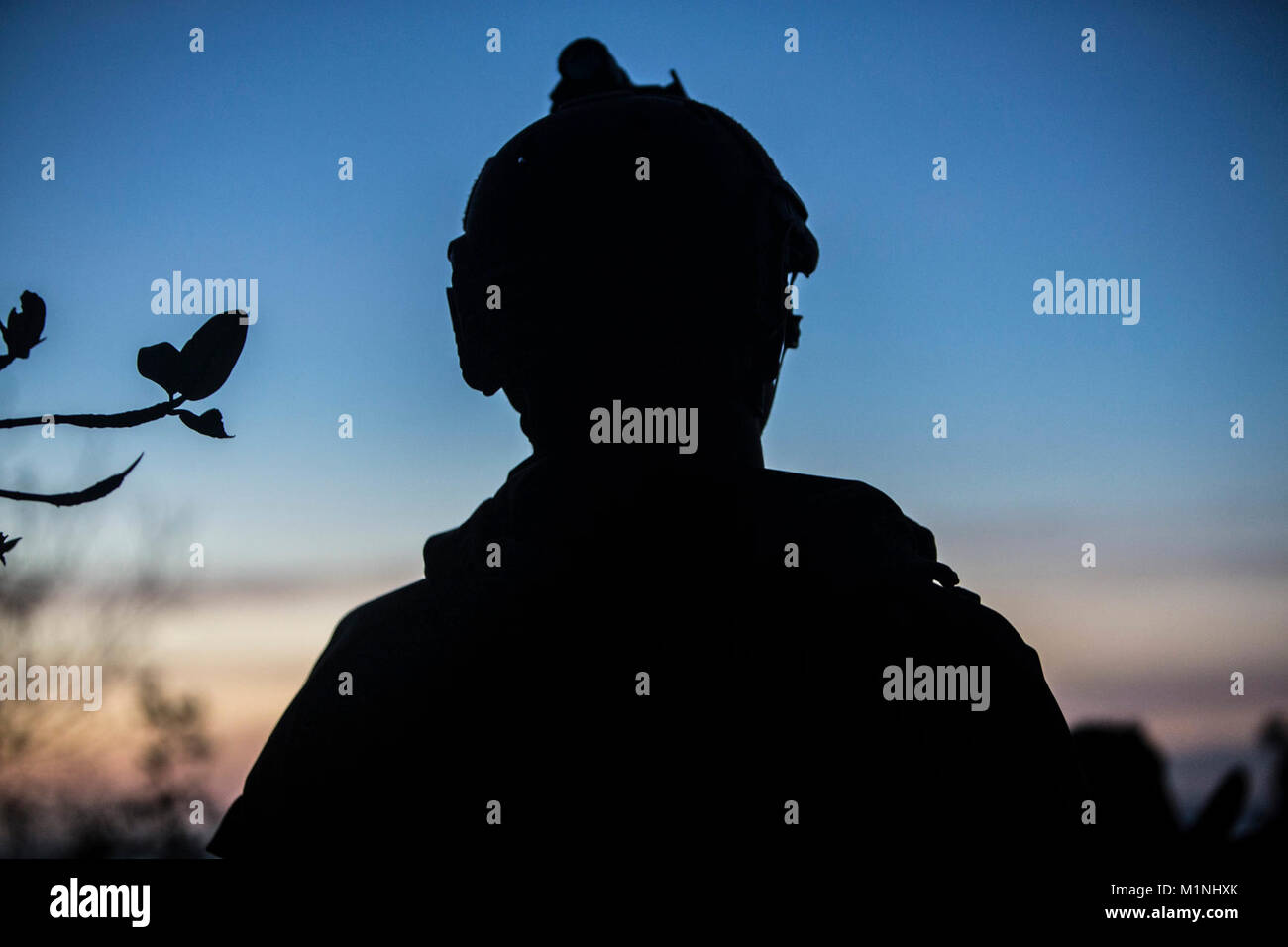 Us Marine Lance Cpl. Joseph Hilditch mit Charlie Company, 2d Reconnaissance Bataillon, 2d Marine Division Umfragen Open Water vor einem Tauchgang Mission in Key West, FL, Jan. 23, 2018. Die Marines ausgeführt werden verschiedene Übungen wie Stealth einsetzen, um unter der Oberfläche schwimmen Ziele als Teil ihrer Bekämpfung Bereitschaftstest in Vorbereitung für eine bevorstehende Bereitstellung. (U.S. Marines Corps Stockfoto