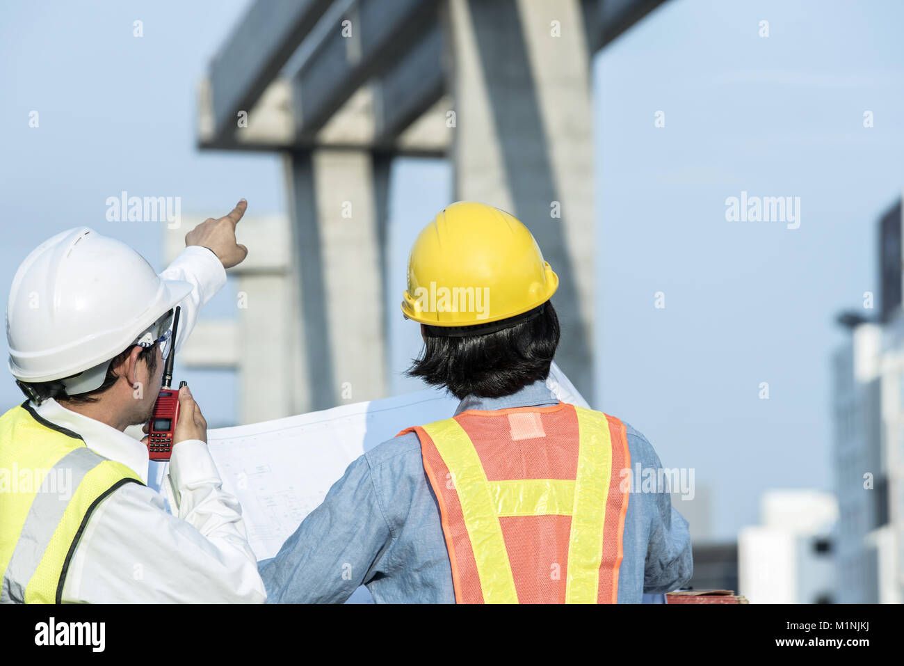 Business Engineer an der Baustelle Hintergrund Stockfoto