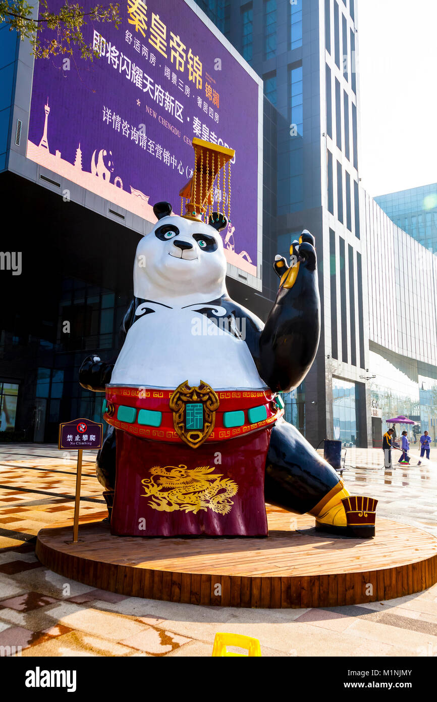 Panda Statue außerhalb der kürzlich eröffnete Holiday Inn Qinhuang Hotel in Chengdu, China Stockfoto