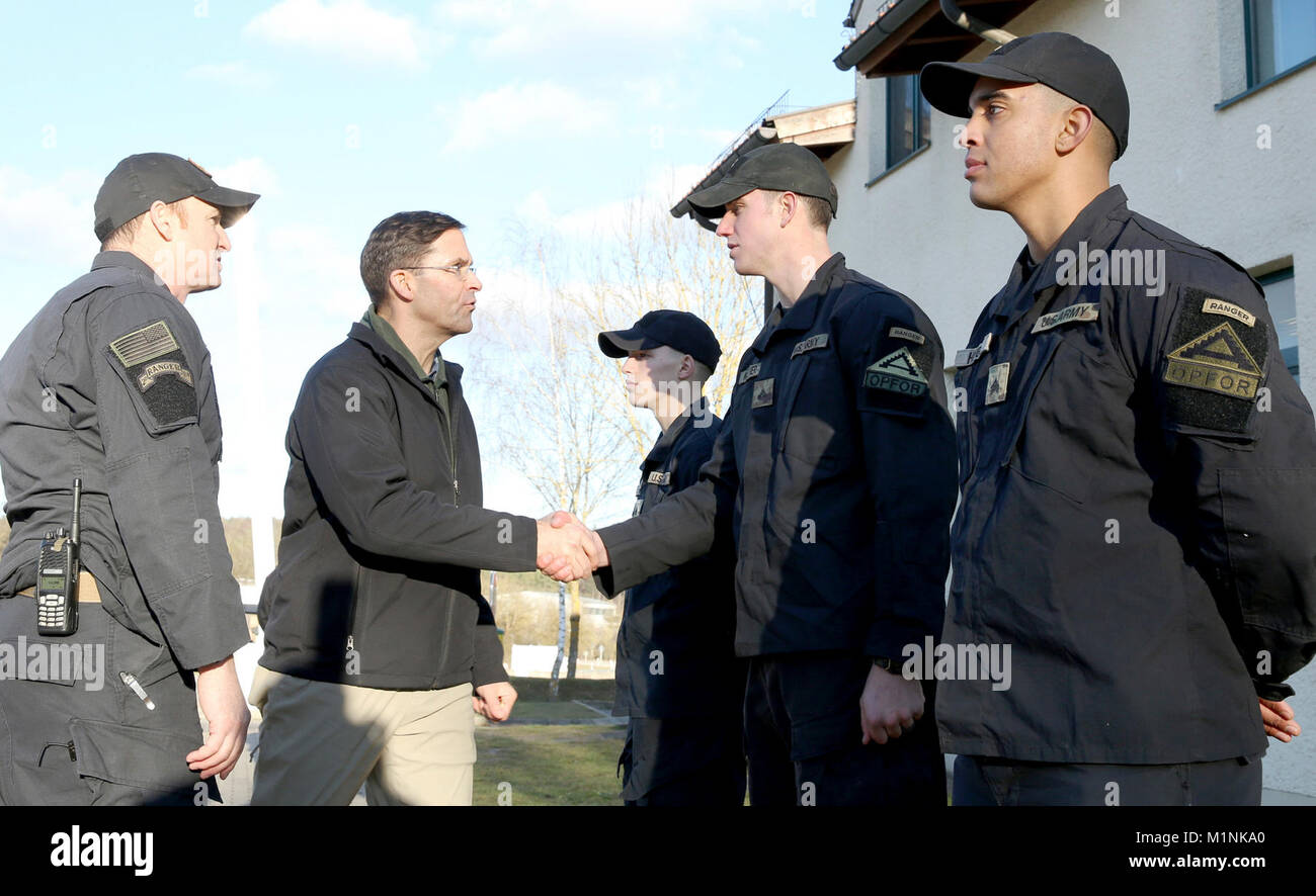 Der Herr Abgeordnete Mark T. Esper, Sekretär der Armee, präsentiert Armee Herausforderung Münzen zu US-Soldaten auf die 1 Bataillon zugeordnet, 4 Infanterie Regiment, bei der 7th Army Training Befehl Hohenfels, Hohenfels, Deutschland, während Allied Geist VIII, Jan. 30, 2018. Allied Geist VIII umfasst ca. 4.100 Teilnehmer aus 10 Nationen, Jan. 15 - Feb. 5, 2018. Allied Geist ist ein US-Army Europe - Regie multinationale Übung Serie zu entwickeln und die NATO und die wichtigsten Partner der Interoperabilität und die Bereitschaft zu verbessern. (U.S. Armee Stockfoto