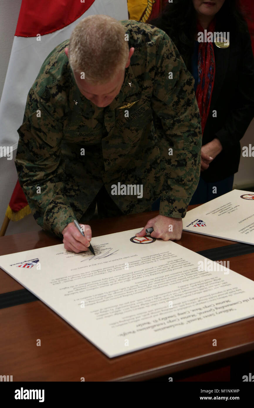 CAMP FOSTER, Okinawa, Japan - Brig. Gen. Paul Rock Jr. Zeichen der Militärischen spart Verkündigung Jan. 31 an Bord Camp Foster, Okinawa, Japan. Militärische Speichert ist traditionell eine einwöchige Veranstaltung aber Marine Corps Community Services erweitert, um den Fall zu einem Monat die Bedeutung für Service Mitglieder, ihre Finanzen zu verstehen, zu betonen. Marines und ihre Familien können zu einem der Freien geplanten finanziellen Klassen durch MCCS gehostet werden, oder Sie können einen Termin mit einem Finanzberater. Rock ist der kommandierende General des US Marine Corps Installationen Pacific und Marine Corps Base Camp Butler. (U.S. Marin Stockfoto