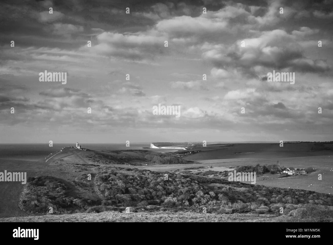 Schöne schwarze und weiße Landschaft Bild von Belle Tout lighthouse auf der South Downs National Park während der stürmischen Himmel Stockfoto