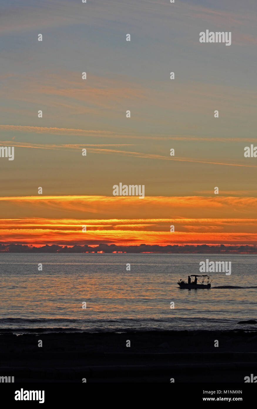 Kleines Fischerboot ausgehen Meer bei Sonnenuntergang, Paphos, Zypern Stockfoto