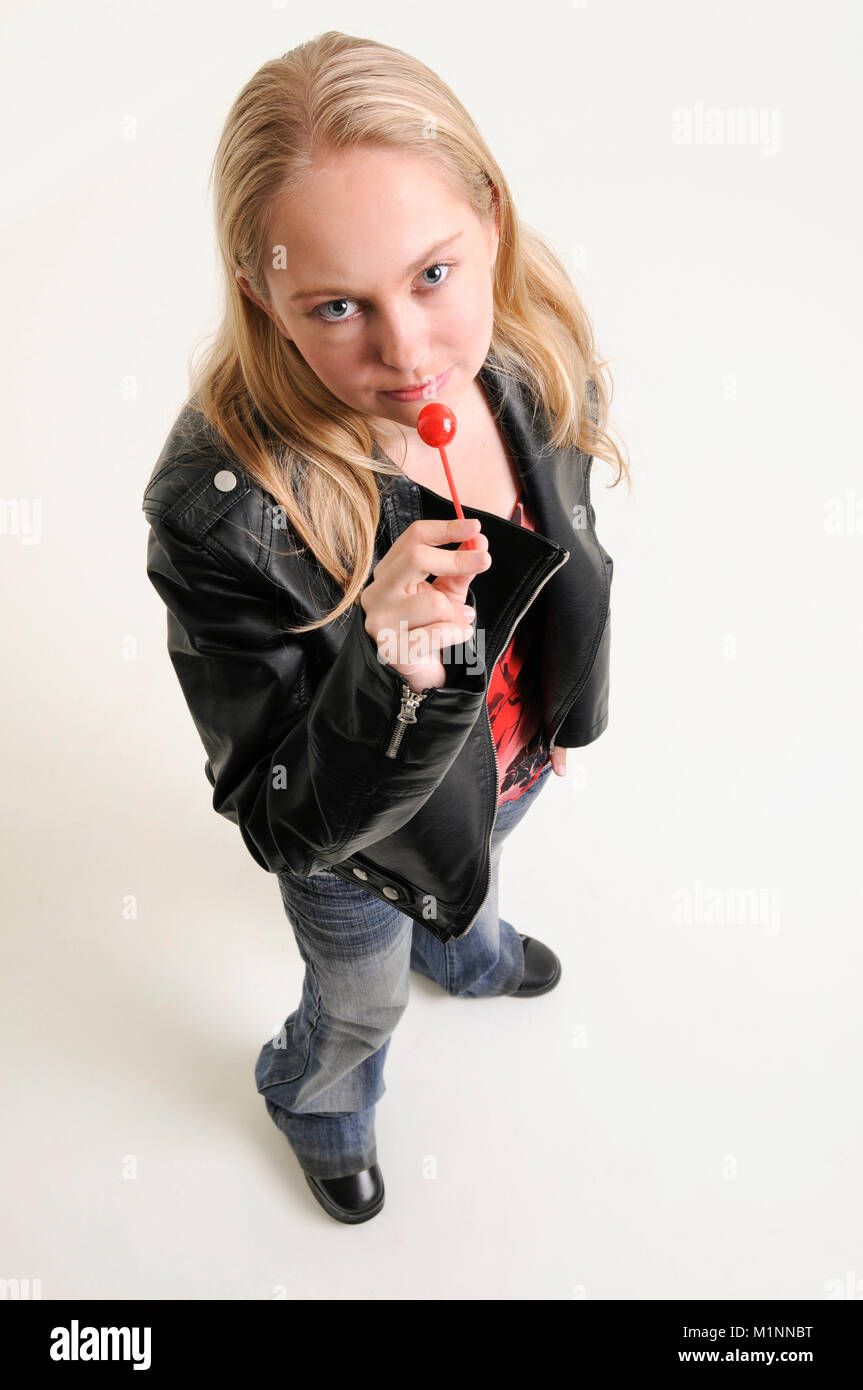 Junge Jugendmädchen in Leder Jacke saugen Lolly Pop. Stockfoto