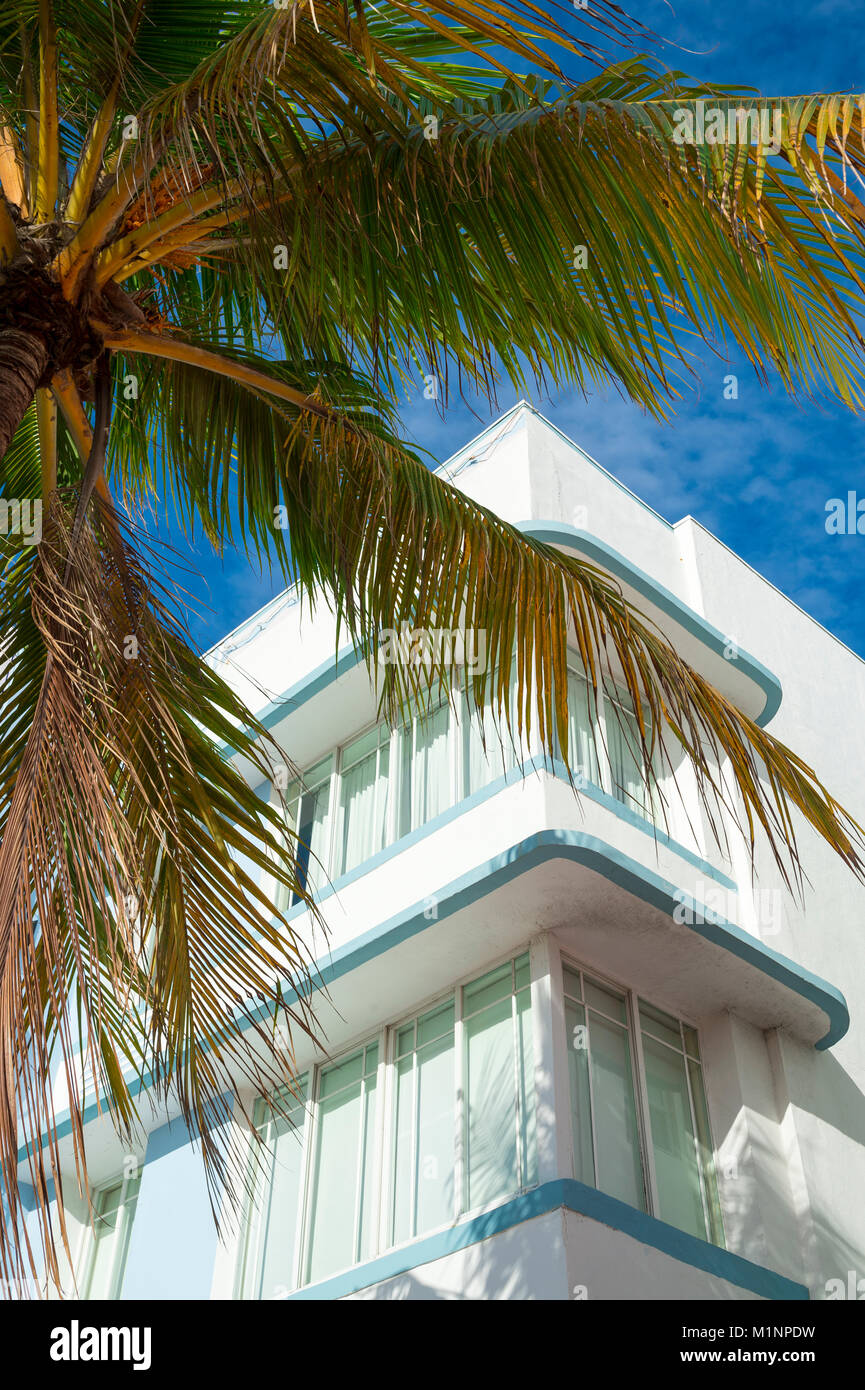In der Nähe von typischen Art Deco Architektur mit Palme am Ocean Drive in South Beach, Miami, Florida Stockfoto