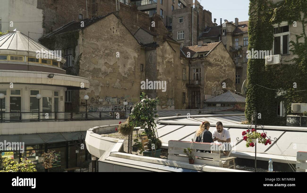 Paar sitzt auf einer Dachterrasse in Belgrad Design District eröffnet in einem ehemaligen Einkaufszentrum in den 1990er Jahren erbaut, ging in Konkurs, 2.10.2017 | Verwendung weltweit Stockfoto