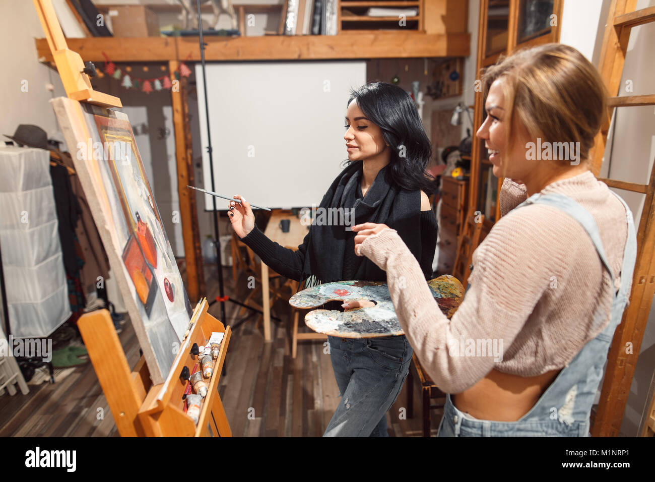 Zwei Mädchen in einem Artist Studio. Farben Modell Stockfoto