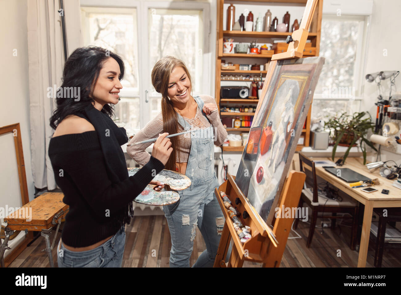 Zwei Mädchen in einem Artist Studio. Farben Modell Stockfoto