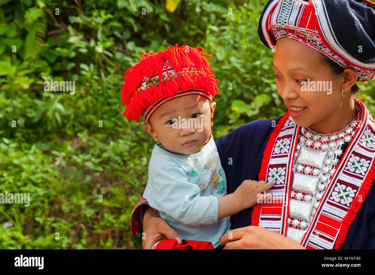 Mutter und Kind des Roten Dao ethnische Minderheiten (Dao), in Hoang Su Phi, Ha Giang Provinz, im Nordwesten Vietnams. Stockfoto