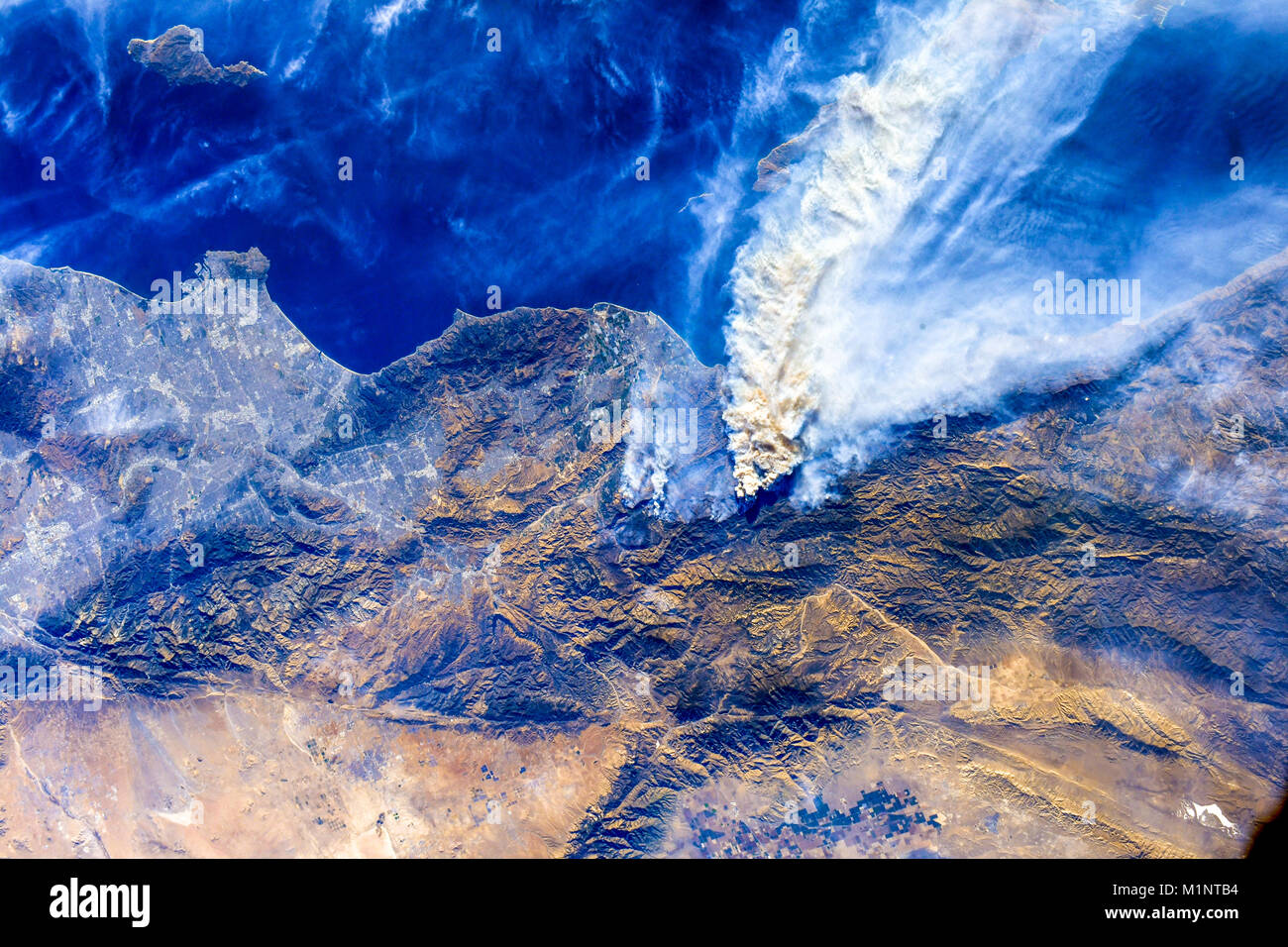 California Wildfires sind von Raum durch die International Space Station zu sehen. Dieses Bild Elemente von der NASA eingerichtet Stockfoto