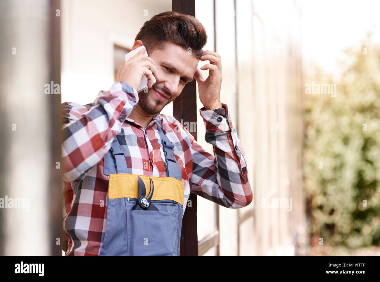Verunsichert Gärtner sprechen von mobilephone Stockfoto