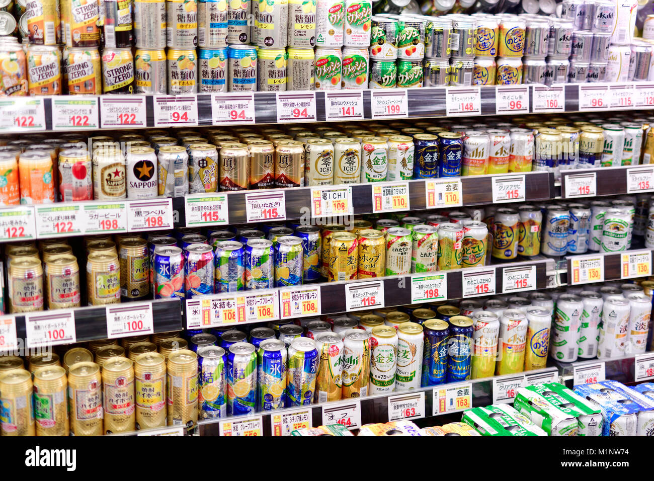 Japanisches Bier Dosen im Regal in Kyoto, Japan Stockfoto