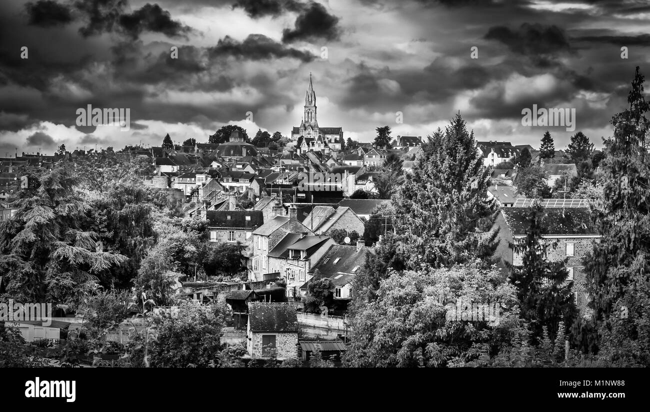 Gorron einer ländlichen französischen Dorf in der Mayenne im Sommer an einem bewölkten Tag Stockfoto