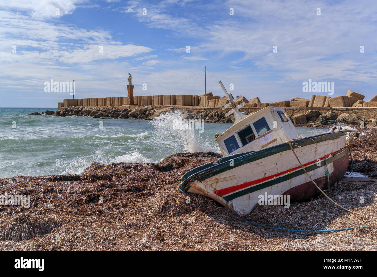 Boote links am Strand nach Landungen von illegalen Einwanderern in Torre Salsa Stockfoto